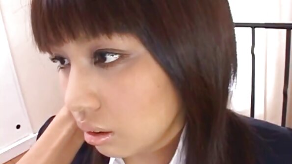 Hrabra azijska tinejdžerka Elle Voneva duboko je pojebana karanje u guzu