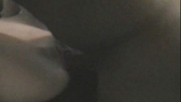 Tinejdžerka karanje plavuse Latina Autumn Falls s dlakavom macom ima seks u dnevnoj sobi