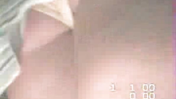 Prsata karanje gif Lena Paul s dlakavom macom i Victoria Voxxx imaju analni lezbijski seks